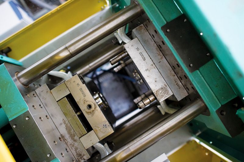 Bild 1: Spritzgießwerkzeug in einer Maschine: Üblicherweise kommen nur 4 % der eingesetzten Energie hier im Kernprozess an. (Bild: IdE)