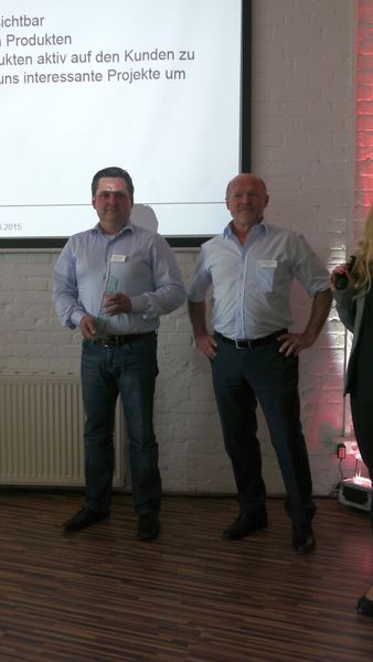 Glückliche Gewinner: Nils Luiz Stephan, Vertrieb und Wolfgang Mattern, Geschäftsführer, beide Mattern Consult, freuen sich über den Kommunikationspreis des Jahres 2014. (Bild: Ferrari Electronic)