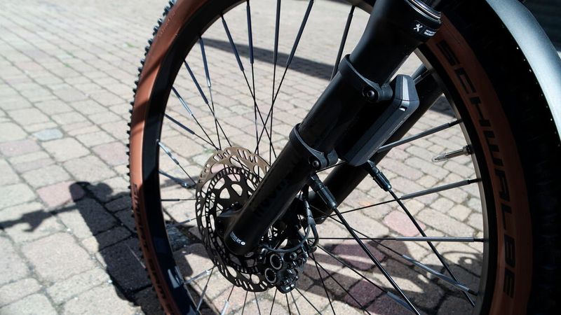 Die Steuereinheit für das neue Pedelec-ABS von Bosch kann einigermaßen platzsparend an der Gabel angebracht werden. (Bild: SP-X/Mario Hommen)