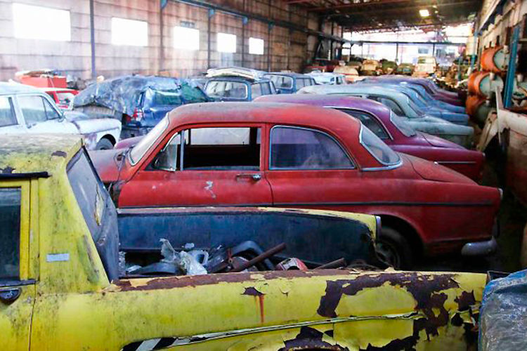 Die Autos und Ersatzteile lagern in einer ehemaligen Eisenhütte. Wo genau, verrät der Besitzer nicht. (Barnfinds.com )