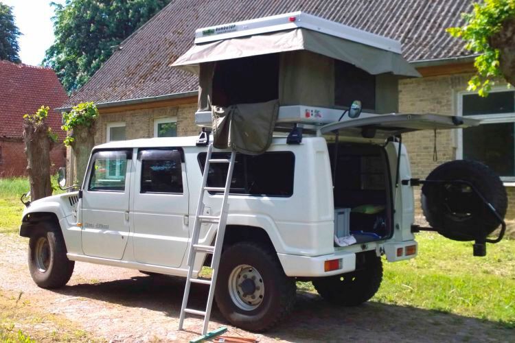 Nicht viele Fahrzeuge dürften die Montage eines Dachzelts quer ermöglich. Das lässt natürlich Raum für weitere Dachaufbauten. Gerade einmal rund zehn Exemplare des Mega Crusier soll es übrigens hierzulande geben. (Bild: megacruiser.de)