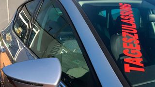 Die Eigenzulassungen in Deutschland sind insgesamt aufgrund der schlechten Fahrzeugverfügbarkeit auf einem sehr niedrigen Niveau. (Bild: Seyerlein/»kfz-betrieb«)