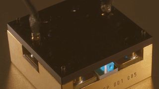 Abb. 1: Die am Ferdinand-Braun-Institut gefertigte Laserlichtquelle für Analytikanwendungen (25 mm x 25 mm).  (Bild: Ferdinand-Braun-Institut)