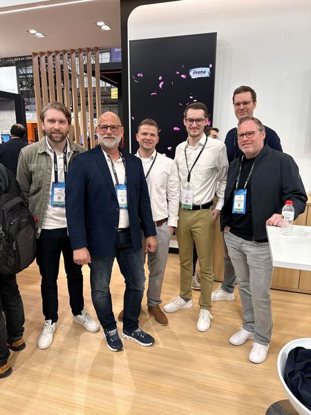 iiyama Fans (v. l.) Dennis Stärk & Ralf Schmitt (Bechtle) mit Justus Grueter, Patrick Zeggel und Florian Kinscher (ITZ) und Michael Hirschle (Bechtle). (Bild: Vogel IT-Medien GmbH)