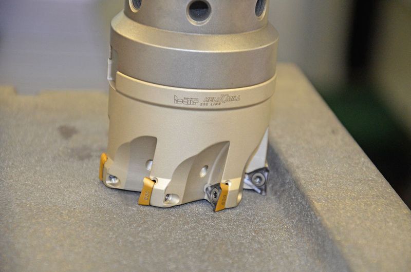 Eckfräser HM390 mit drei wendelförmigen Schneidkanten pro Wendeschneidplatte und sehr stabiler Trigonform. (Iscar)