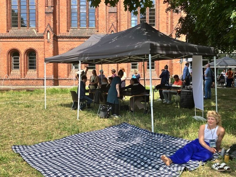Die ausgebreiteten Picknick-Decken auf der grünen Wiese luden zum Entspannen nach einem vollen Programm ein.  (Bild: Serina Sonsalla / Vogel IT-Medien)