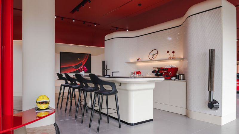 Neubau von Auto Kessel Zug AG in Sihlbrugg (Schweiz): alle Elemente der neuen Corporate Identity von Ferrari erstmals an einem Ort. (Bild: Nicola Fornaciari/SGP)