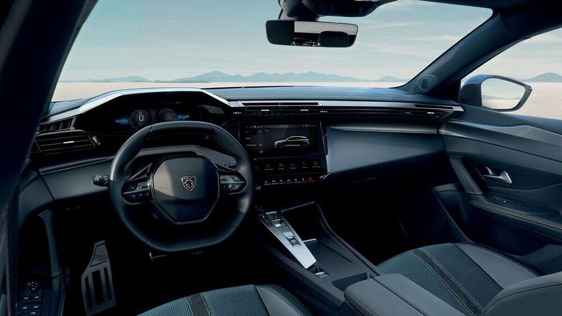 Zum Serienumfang zählen unter anderem 18-Zöller, beheizbares Lenkrad und beheizbare Sitze, Wärmepumpe und ein dreiphasiger On-Board-Charger mit 11 kW. (Bild: Peugeot)