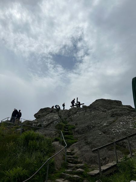 Einige wagen sich bis zum Gipfelkreuz hinauf.  (Bild: Vogel IT-Medien)