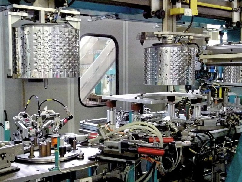 Der Stirnboden ist schon fertig. Jetzt kommt die Trommel in eine weitere Station, in der die Waschmaschinentrommel ihre Bodenscheibe erhält. Bild: Kuhn (Archiv: Vogel Business Media)