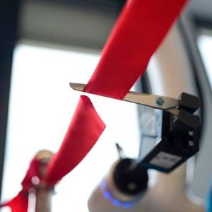 Mit einem symbolischen Durchschneiden des Bands wurde das Automation & Robotics Center in Stuttgart eröffnet.(Bild:  Delta Electronics)