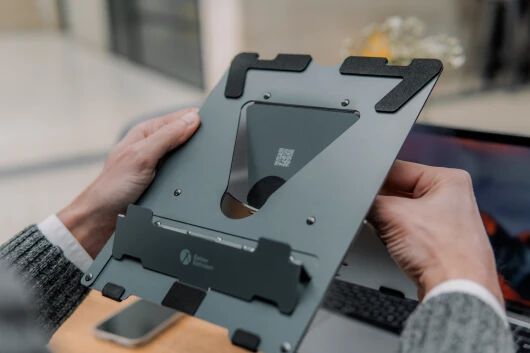 Mit einer eingeklappten Größe von 215 mm x 266 mm x 8 mm und einem Gewicht von nur 265 g ist der Laptopständer Ergo-Q 160 superkompakt, -dünn und -leicht. (Bild: Bakker Elkhuizen)