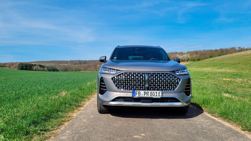 1. Die Optik: Der große Kühlergrill macht schon was her. Insgesamt steht der Wey 05 beeindruckend da – aber auch sehr gediegen und etwas altbacken. Aufregend ist definitiv anders. (Bild: Wehner - VCG)