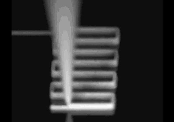Angesteuert vom 3D-Drucker bringt eine sehr feine Düse Lage für Lage einer Akkukathode auf. (Bild: MIT Technology Review)