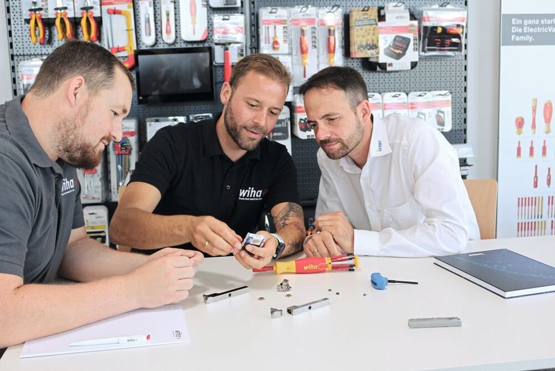 Arbeiten seit vielen Jahren auf Augenhöhe zusammen (v.l.n.r.): Yannick Erath, Einrichter und Ausbilder, Andreas Stengele, Teamleiter Metall, beide Wiha, und Danny Schrödel, Anwendungstechniker bei Iscar. (Bild: Iscar)