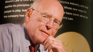 Intel-Gründer Gordon Moore vor seinem Gesetz, »Moore‘s Law«. (Archiv: Vogel Business Media)