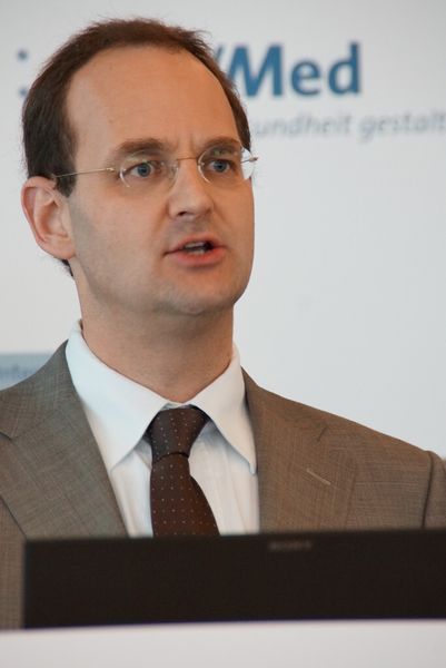 ...Rechtsanwalt Dr. Frank Pflüger von Baker & McKenzie stellten den vom BVMed-Arbeitskreis Recht erarbeiteten Leitfaden zum Verhalten der Hersteller bei Off-Label-Use vor: „Im Arzneimittelbereich gibt es ein sehr enges Off-Label-Use-Verständnis, wenn vom zugelassenen Anwendungsgebiet oder der Dosierungsempfehlung abgewichen wird.“ (Bild: BVMed)