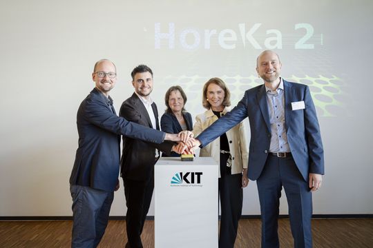 Zu sehen sind (v.l.n.r.): Pascal Friederich, Professor am KIT, Oliver Rootsey, General Manager von Lenovo für Deutschland und Österreich, Kora Kristof, Vizepräsidentin Digitalisierung und Nachhaltigkeit des KIT, Petra Olschowski, Wissenschaftsministerin von Baden-Württemberg und Martin Frank, Direktor des Scientific Computing Center des KIT.(Bild:  Cynthia Ruf, KIT)