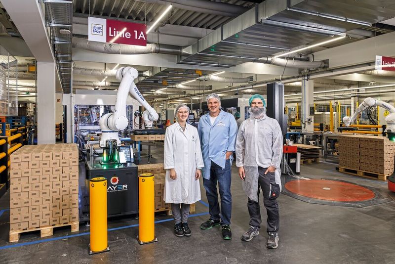 Automatisierungsprofis unter sich (von links): Christina Krupp (Project Engineer) und Markus Fuchs (Standortleiter Werk Reichenbach) von Ritter sowie Jochen Raffelsbauer von Bayer. (Bild:  Yaskawa Europe)