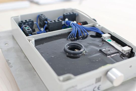 Hochintegriert: Für BMS-Maschinen wurde die Elektronik des IoT-Gateways vergossen, sodass er dem Standard IP68 entspricht.(Bild:  Markus Kessler, Concept Electronic)