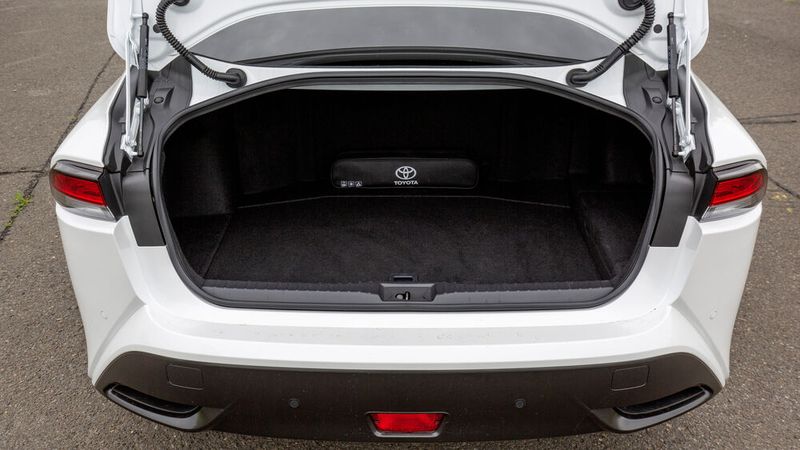 Der Kofferraum fasst 300 Liter. (Bild: Harald Dawo)