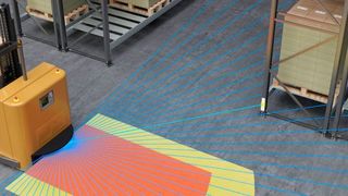 Der RSL 400 stellt nicht nur den sicheren Betrieb eines FTS mittels Schutz- und Warnfeldern (im Bild rot und gelb) sicher, sondern erfasst gleichzeitig Messwerte für die Navigationssoftware. (Leuze Electronic)