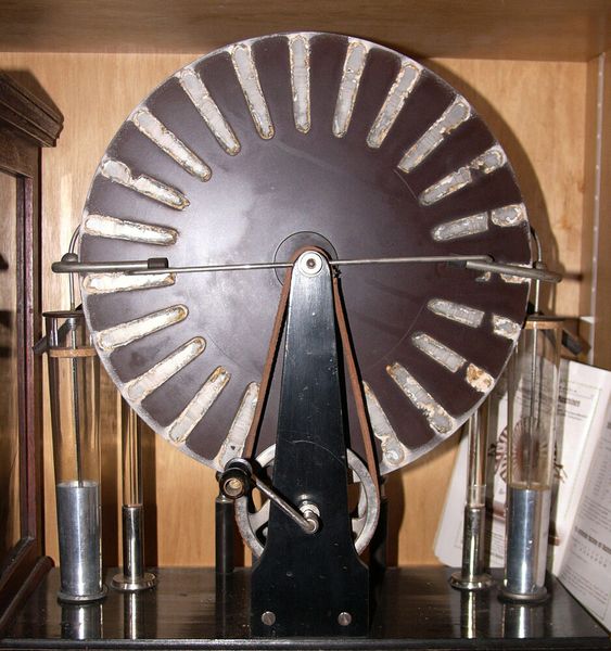 Nachbau einer Influenzmaschine auf Basis der Holtzmaschine in der Schulhistorischen Sammlung Bremerhaven. (Bild: Influenz-generator hg.jpg / Hannes Grobe / CC BY / Wikimedia Commons)