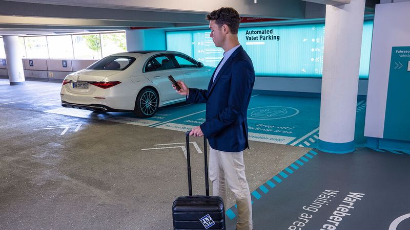 Im Eingangsbereich abgestellt, sollen mit entsprechender Technik ausgestattete Fahrzeuge künftig per Smartphone-Befehl zu einem reservierten Parkplatz fahren. (Bild: Daimler)