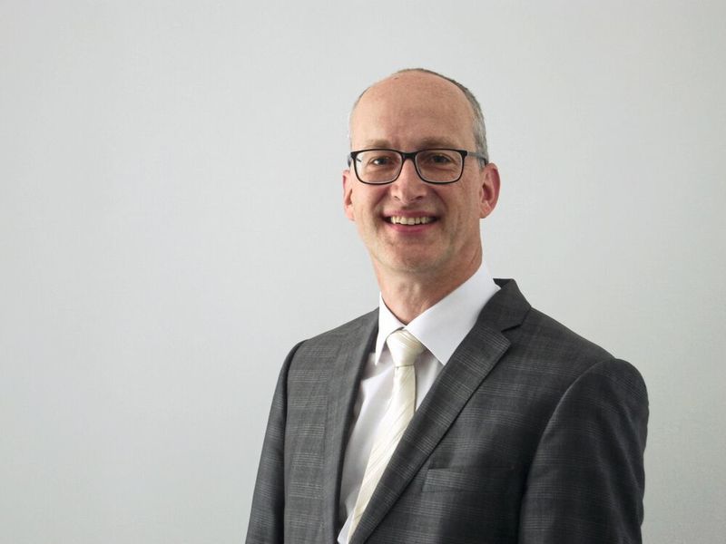 „Alle Maßnahmen, die Hersteller und Behörden in ihren Produktüberwachungspflichten unterstützen sowie die Patienten- und Anwendersicherheit stärken, sind positiv zu bewerten. Bei allen gesetzlichen Vorhaben sollte aber darauf geachtet werden, den Aufwand für die Unternehmen – sowohl finanziell als auch personell – auf ein sinnvolles Maß zu begrenzen“, mahnt Dr. Martin Leonhard, Vorsitzender im Deutschen Industrieverband Spectaris – Medizintechnik, im Zusammenhang mit dem Implantateregister.
  (Spectaris)