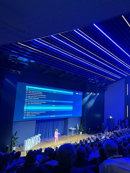 Die Keynote-Halle im Estrel war gut gefüllt. (Bild: Vogel IT-Medien)