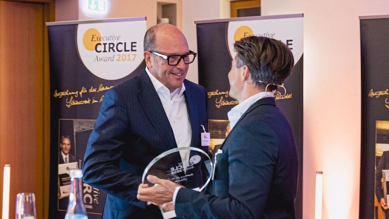 Handshake zur Auszeichnung – damit ist Heinrich Rosier der zwölfte Preisträger des Executive Circle Awards. (Bild: Stefan Bausewein)