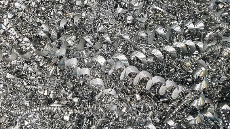 Lange Bohrspäne füllten nicht nur die Spänekübel in kurzer Zeit, sondern beeinträchtigten auch die Prozesssicherheit.(Bild:  Ingersoll Werkzeuge GmbH)