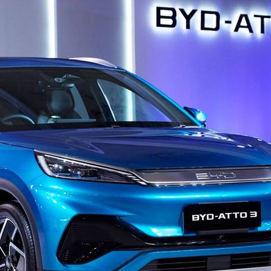 Europas Autohersteller haben vielleicht die chinesische Konkurrenz bald direkt vor der Nase! Denn diese sucht verstärkt nach Werken in Europa, um etwa die neuen Zusatzzölle auf Hybride zu umgehen. BYD wird noch in diesem Jahr in Ungarn fertigen und wohl noch woanders ... (Bild: BYD)