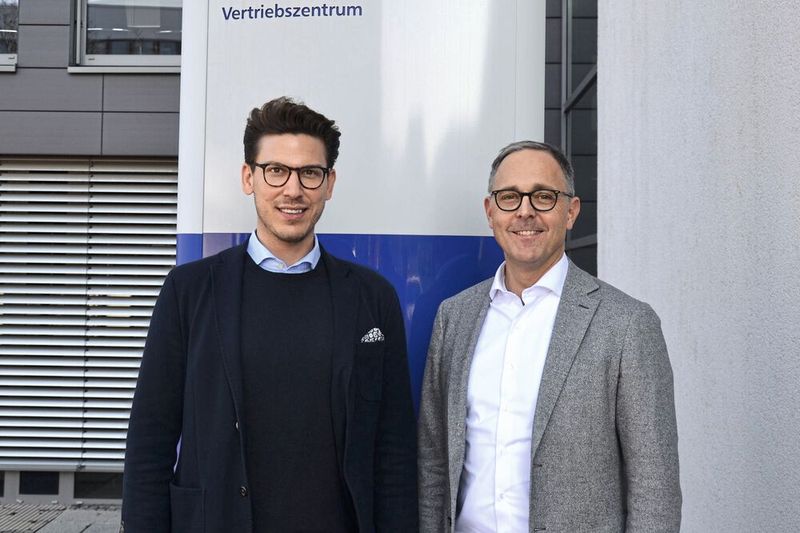 Die Ansprechpartner für Autohäuser und Werkstätten der Fuchs Schmierstoffe GmbH sind Stephan Lenz, Leiter Autohaus- und Werkstattgeschäft (li.), und Dirk Nusselt, Leitung Verkauf Automotive.  (Bild: Michel / »kfz-betrieb«)