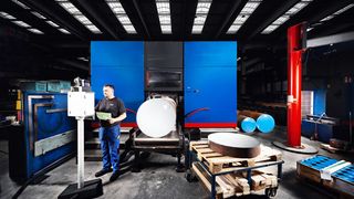 Die Sägerei mit den vier Bandsägen hat bei Bieber + Marburg noch ihren angestammten Platz. Die Mitarbeiter sägen dort Teile mit größeren Durchmessern, die zu schwer für das neue Kastocenter varioplus 4 sind. (Bild: D. Banner)