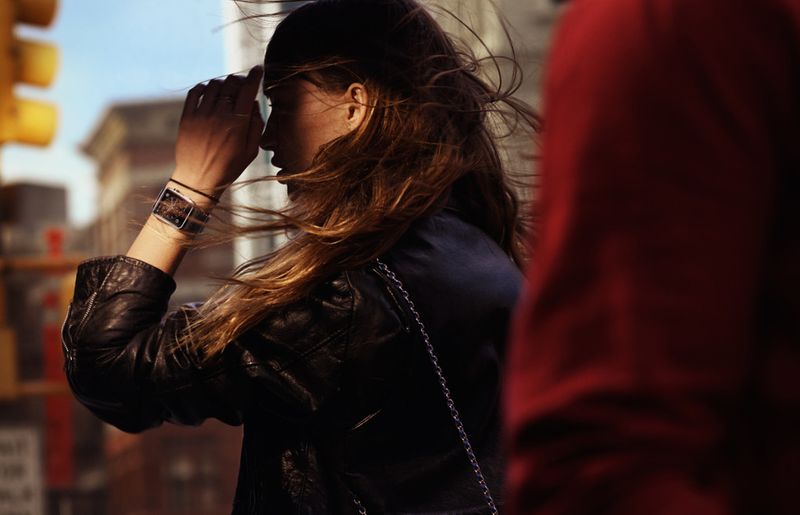 Die „günstige“ Apple-Watch-Kollektion kommt mit Gehäusen aus Edelstahl – hochglanzpoliert oder in Space Black. Das Display wird von Saphirglas geschützt. Es gibt verschiedene Armbänder: aus Leder, ein Gliederarmband, ein Milanaise-Armband und eines aus Hochleistungs-Fluorelastomer. (Bild: Screenshot/www.apple.com/de)