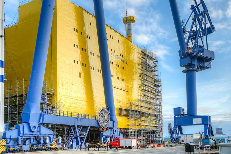 Rund 900.000 deutsche Haushalte wird die etwa 70 m tief im Meeresboden verankerte Konverterplattform SylWin alpha mit umweltfreundlichem Strom versorgen. (Quelle: Siemens AG)