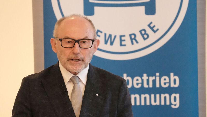 Präsident Michael Ziegler vom Kfz-Gewerbe Baden-Württemberg fordert die neue Bundesregierung auf, zügig zu handeln. Für die Branche prognostiziert Ziegler für das laufende Jahr eine schrumpfende Bilanz.(Bild:  Zietz - VCG)
