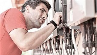 Trotz aller Umstände, die den deutschen Maschinenbau in den letzten Monaten im Genick sitzen, sucht die Branche jetzt verstärkt nach Monteuren, Ingenieuren und Informatikern. Doch das ist nicht so einfach... (Bild: Granfest)