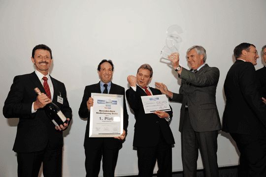 So sehen Gewinner aus, wenn sie sich über den Service Award freuen: Centerleiter Rene Rudelt von der Daimler-Niederlassung in Berlin. (Archiv: Vogel Business Media)