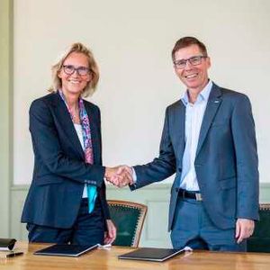 Sabine Keller-​Busse, Präsidentin UBS Switzerland und Joël Mesot, Präsident der ETH Zürich bei der Unterzeichnung der Verträge zur strategischen Partnerschaft. (Bild:  ALESSANDRO DELLA BELLA/ ETH Zürich)