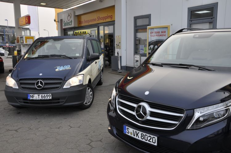 Alt und neu: Hier posiert die V-Klasse neben einer Taxi-Version des Vito. (Foto: Richter)