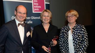Hans-Ulrich Beura, stellv. Bundesvorsitzender des dbb, Preisträgerin Dr. Christine Brockmann und Staatssekretärin Cornelia Rogall-Grothe anlässlich der Preisverleihung (Bild: Friedhelm Windmüller)