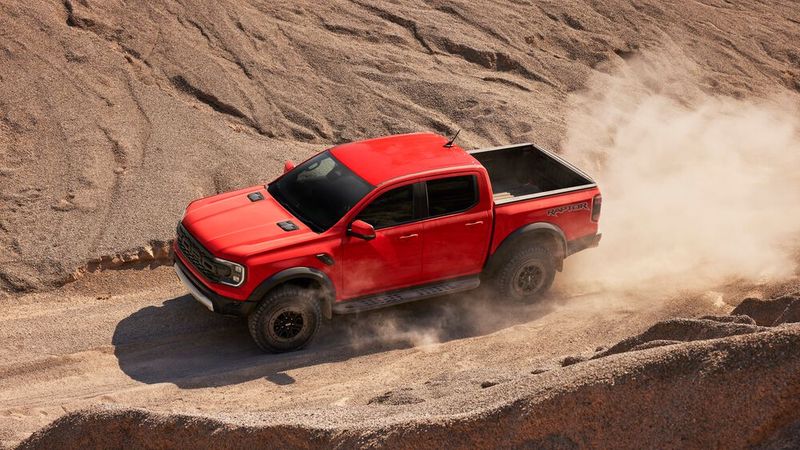 Die Diesel-Versionen des Raptor mit dem 2,0-Liter-Vierzylinder und 3,0-Liter-V6 folgen im nächsten Frühjahr. (Bild: Autoren-Union Mobilität / Ford)