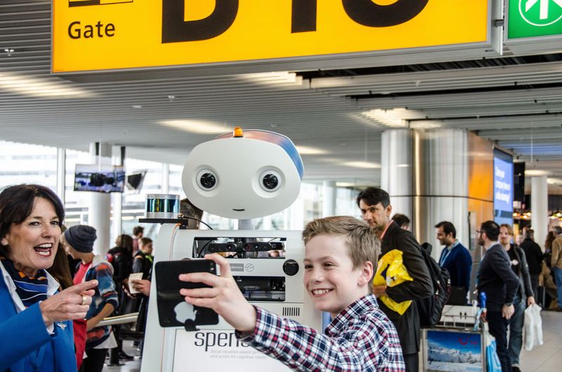 Spencer scannt die Bordpässe von Passagieren, prüft, ob die Gruppe vollständig ist und begleitet sie selbstständig durch den Flughafen. Reisende sollen mit dieser Hilfe immer rechtzeitig am richtigen Gate ankommen und Flughafenmitarbeiter entlastet werden. (Bild: KLM)