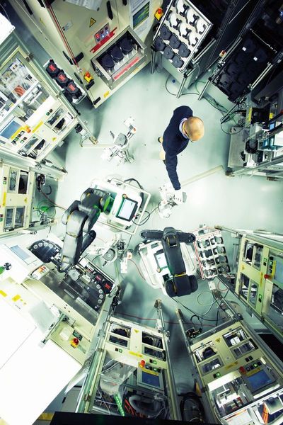 In Bosch-Werken übernimmt der automatische Produktionsassistent Apas assistant beispielsweise das Be- und Entladen von Prüfstationen mit heißen Werkstücken und prüft unter Spannung stehende Hybridbatterien. (Bosch)