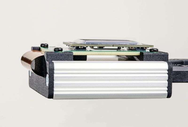 Ein Demo-Kit des neuen Wuxga-OLED-Mikrodisplays, das VR-Brillen künftig leichter und ergonomischer machen soll. (Claudia Jacquemin/Fraunhofer-FEP)