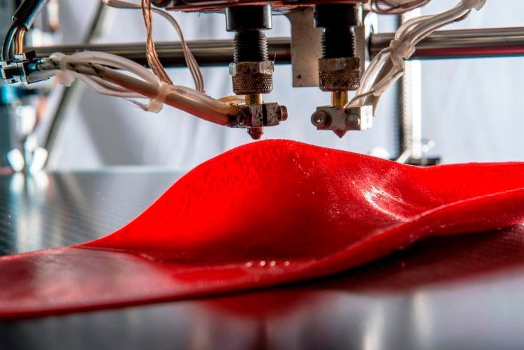 Das 3D-Druck-Unternehmen Materialise und der Wintersportausrüster Tailored Fits bieten ab Dezember 2017 additiv gefertigte Skistiefel an. Dafür wird die erste durchgängige digitale Lieferkette der Welt für diese Produktkategorie etabliert. Basis dafür ist eine Lösung, die sich bei der Herstellung von Einlegesohlen bereits bewährt hat. Dafür werden mit einer von beiden Partnerunternehmen entwickelten Lösung bei Tailored Fits-Fachhändlern in zehn Minuten die Füße gescannt. Dank des digitalen Supply-Chain-Prozesses erhält man in weniger als zehn Tagen individuell angepasste 3D-Druck-Schuheinlagen für verschiedene Sportarten. Auch die Herstellung von Skischuhen soll nun auf diese Weise erfolgen.  (Bild: Engelmair Photography)