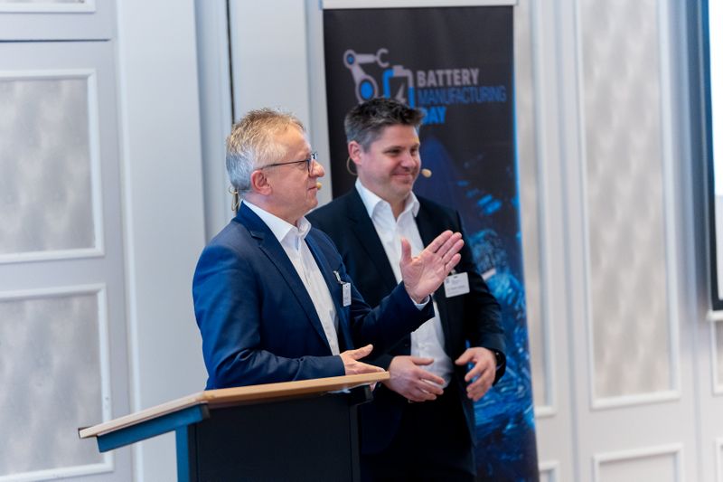 Bernd Kremer (l.) von German Edge Cloud, und Robert Vollmer von der Schuler Group, sprachen über die Batterieproduktion 4.0 und digitale Technologien für eine intelligente Fertigung. (Bild: Dominik Böhm - Fotokumpel)