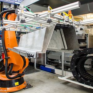 Das ist die neue Laboranlage am ILK der TU Dresden. Sie könne zum Umformen und Hinterspritzen der von den Forschern dort entwickelten und untersuchten Faserverbundkunststoff-Metall-Hybridkomponenten in einem einzigen Prozessschritt genutzt werden. 